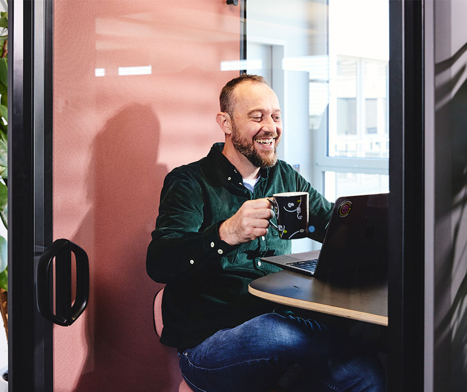 Einer der Geschäftsführer der lise führt ein Online-Meeting in einer schalldichten Telefonzelle