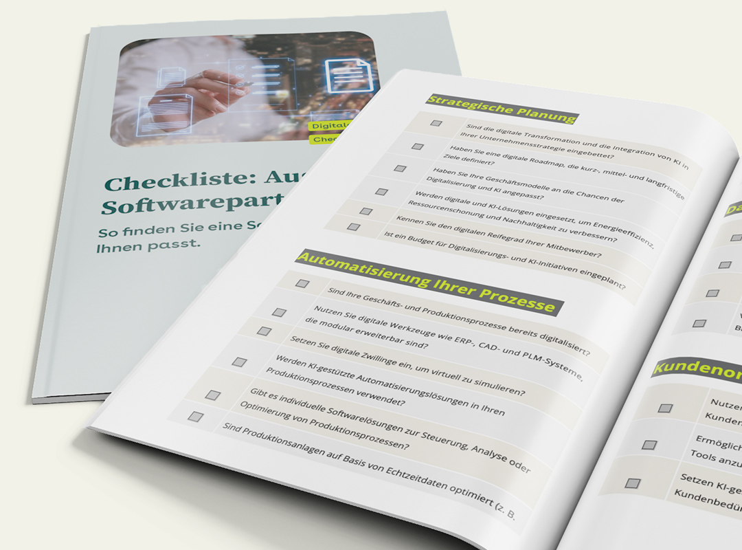 Aufgeschlagene Checkliste zur Auswahl eines Softwarepartners mit Fragen zu Strategie und Prozessautomatisierung