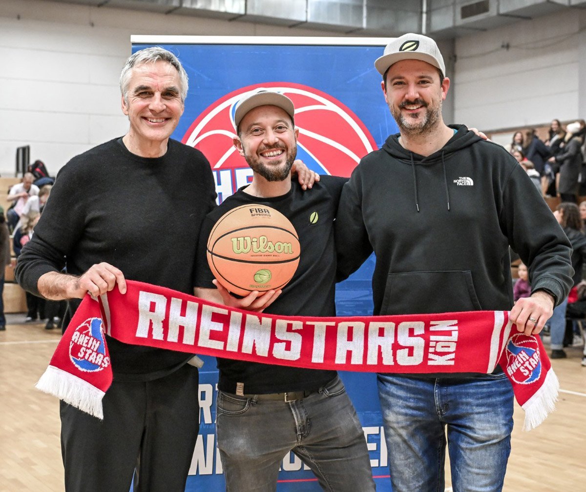 Das lise-Team ist auf einer RheinStars Veranstaltung mit Fan-Artikeln in der Hand als Digitalpartner der RheinStars