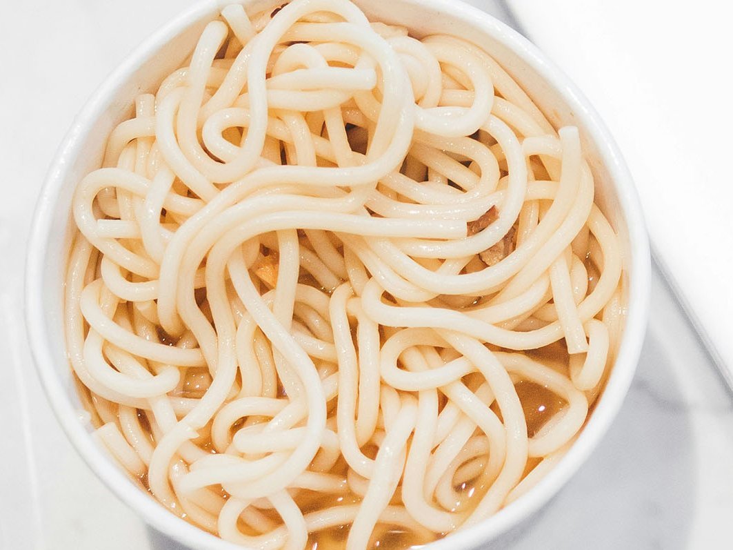 Eine weiße Porzellanschüssel mit Spaghetti