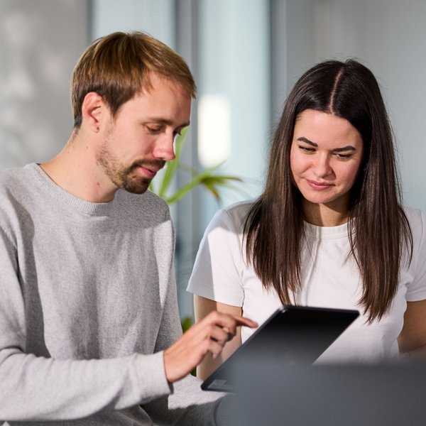 Zwei lise-Entwickler besprechen die menschenzentrierte UX-Strategie am iPad