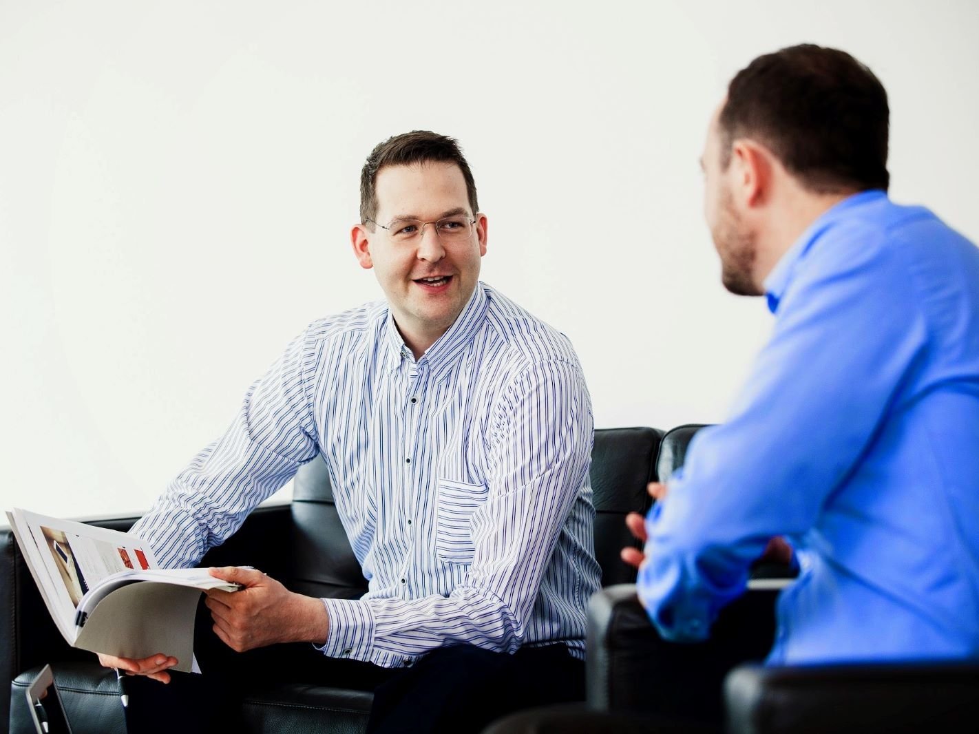 Foto von den Geschäftsführern der lise vor ein paar Jahren ein die sich unterhalten und lachen