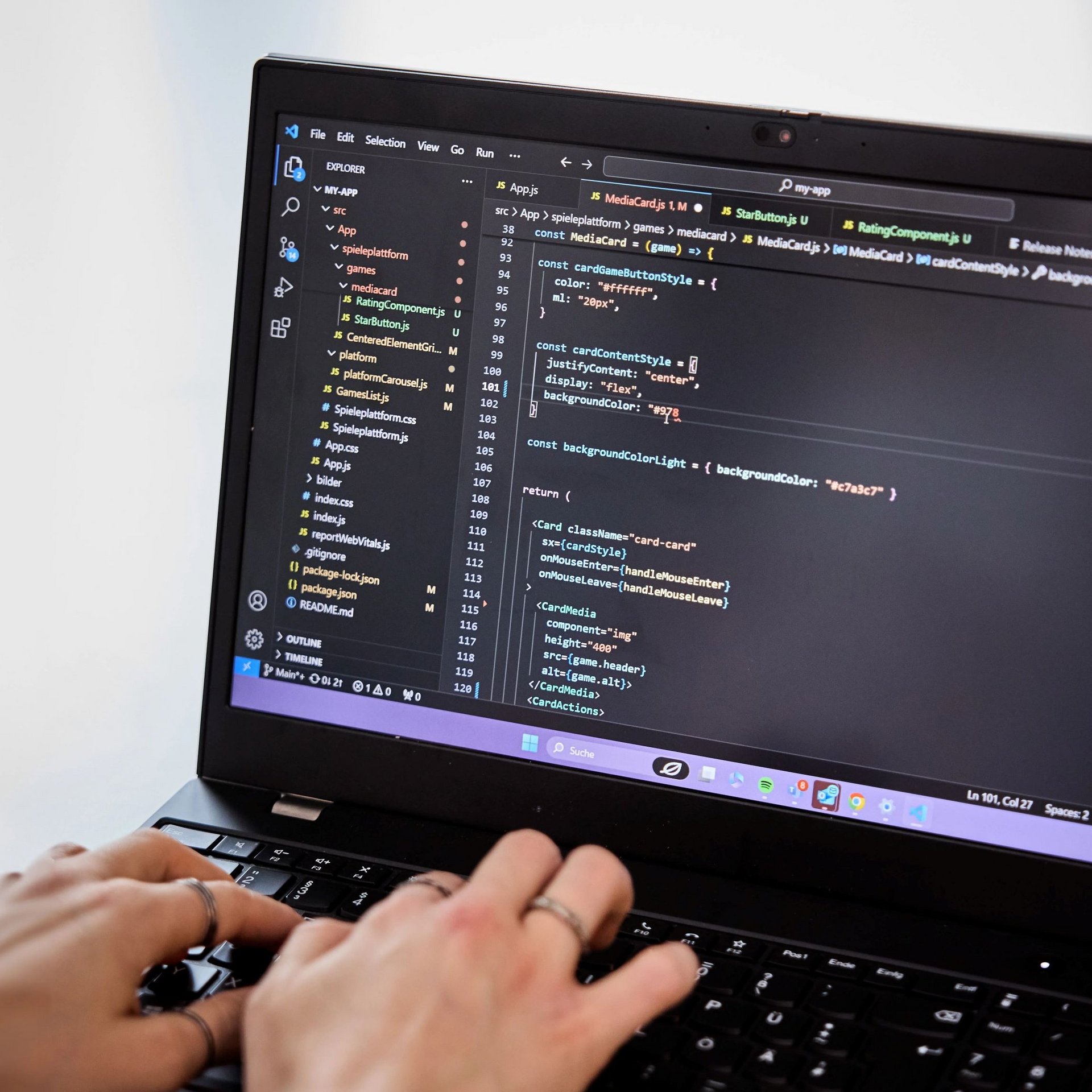 Auf dem Bildschirm eines Computers sind Befehle zur Entwicklung einer modernen Software zu erkennen