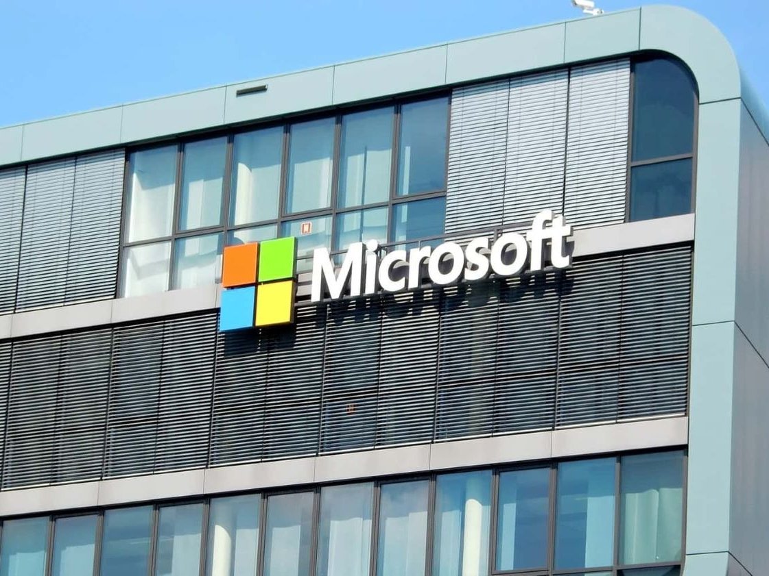 Außenansicht eines Bürogebäudes mit dem Microsoft-Logo an der Fassade