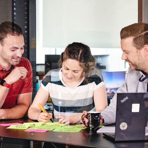 Drei lise-Mitarbeiter arbeiten gemeinsam mit Hilfe von Post Its die agile Produktentwicklung aus