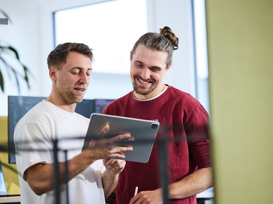 Zwei lise-Entwickler testen ihre App auf einem iPad und es klappt
