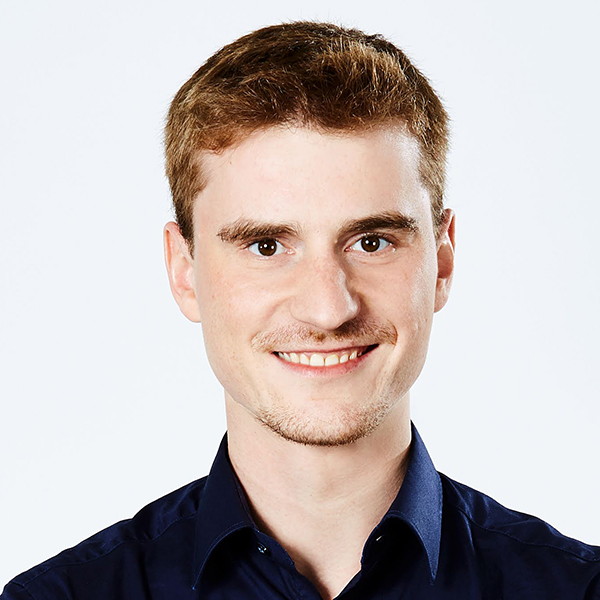 Foto eines lise-DevOps-Experten mit einem schwarzen Hemd, der in die Kamera lächelt