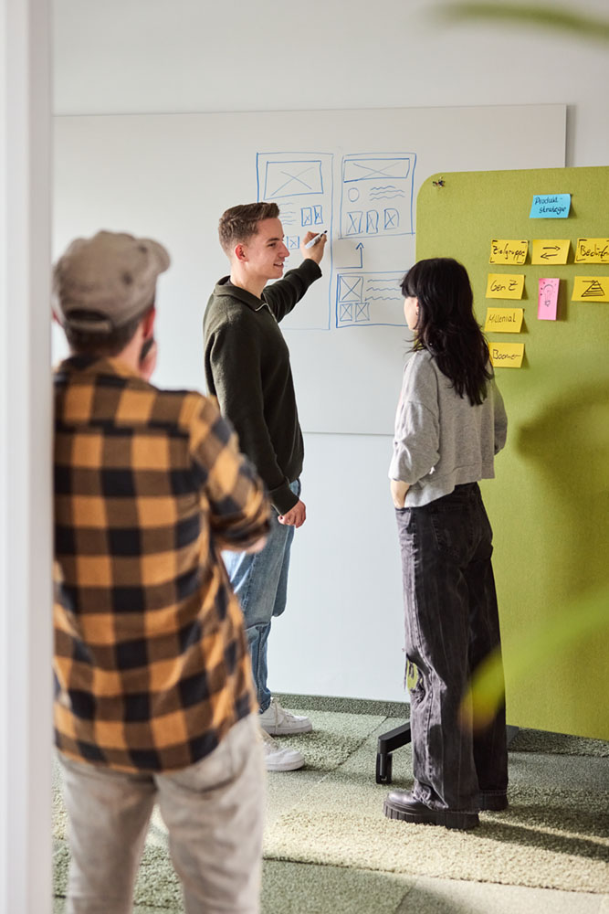 Drei lise-Mitarbeiter stellen die Nutzerbedürfnisse grafisch und mithilfe von Post-Its dar