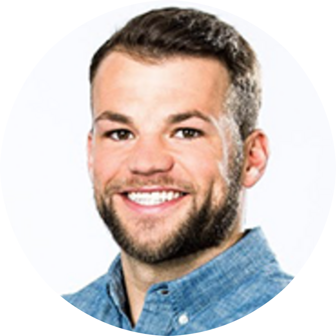 Foto eines Unit Heads der lise mit einem blauen Hemd und braunen Haaren auf weißem Hintergrund