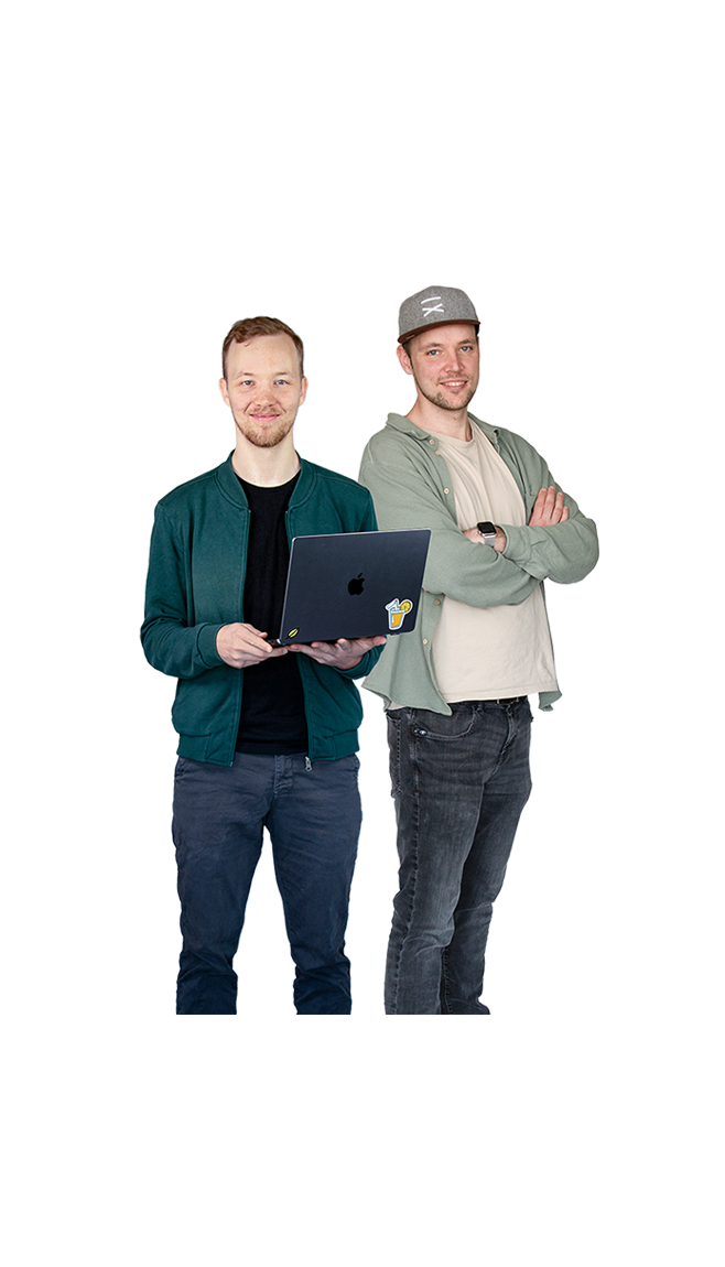 Zwei lise-Entwickler posen mit einem Computer in Richtung der Kamera