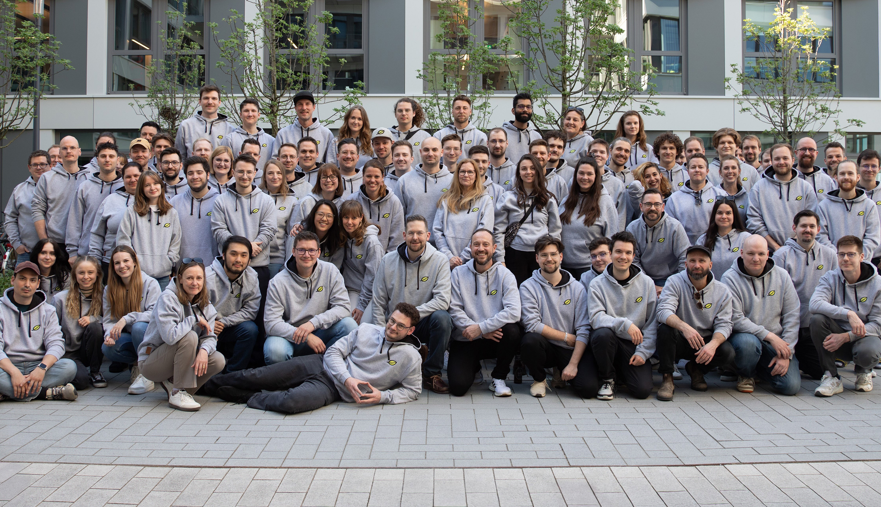 Gruppenbild des gesamten lise-Teams, alle im lise-Pulli und vor dem Bürogebäude der lise
